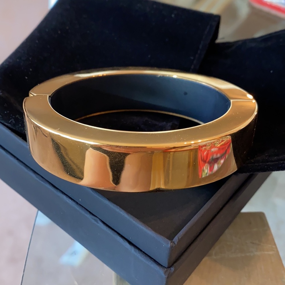 NIB Q New York Polished Gold iPhone Charging Bangle Bracelet Size Medium